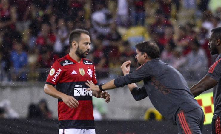 Everton Ribeiro recebe terceiro amarelo contra Ceará e desfalca Flamengo diante do Sport