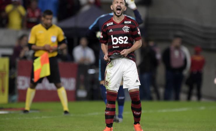 Exames apontam lesões em Everton Ribeiro e Vitinho, que dificilmente viajarão com Flamengo ao Equador