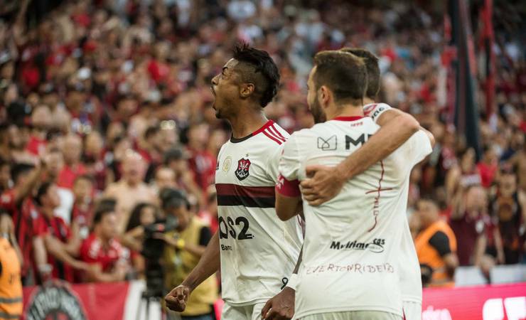 Análise: estrategista, Flamengo vence até "jogo fora da curva" e encurta caminho para o título