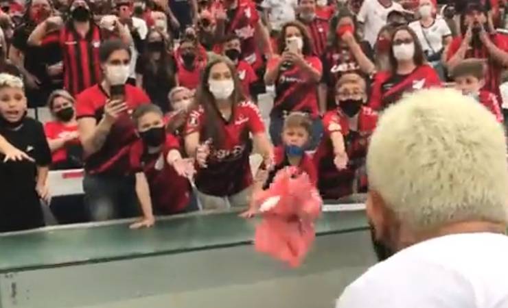 Athletico x Flamengo: após aquecimento, Gabigol entrega a camisa a torcedora do Furacão