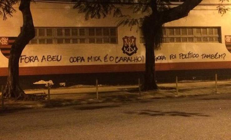 "Copa Mick" e "Fora Abeu": muros da Gávea são pichados após polêmica com diretor do Flamengo