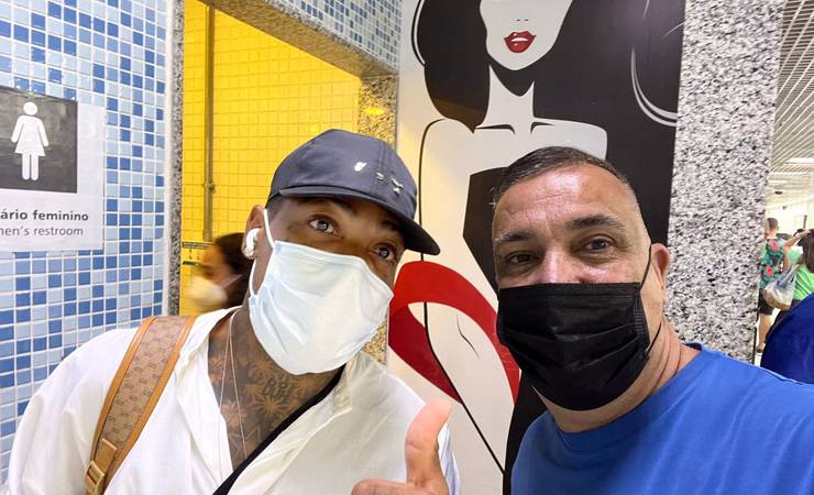 Primeiro reforço do Flamengo para 2022, Marinho chega ao Rio, mas dá olé em torcida e jornalistas