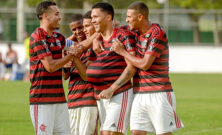 Com dois de Vitor Gabriel, Flamengo vence o Bahia e segue líder do Brasileiro sub-20