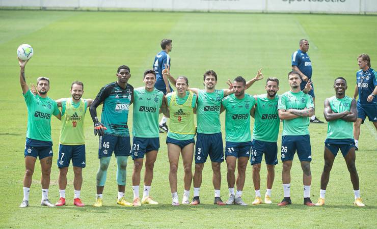 Flamengo faz novos exames, e grupo que testou positivo após volta ao Brasil fica à disposição