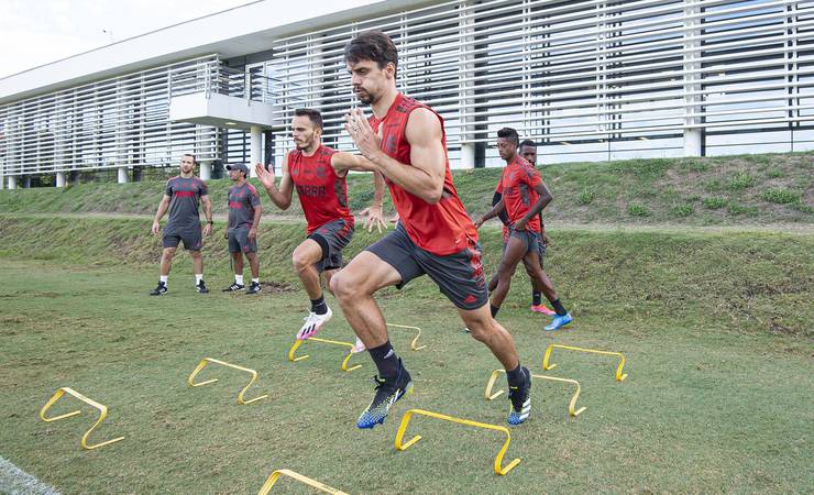 Rodrigo Caio treina normalmente com elenco do Flamengo e fica perto de fazer estreia na temporada