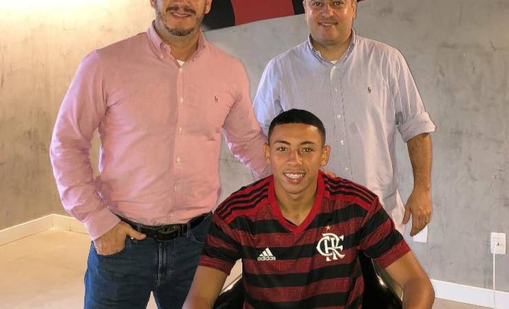 Flamengo contrata atacante promessa do Madureira com passagem pela seleção sub-20
