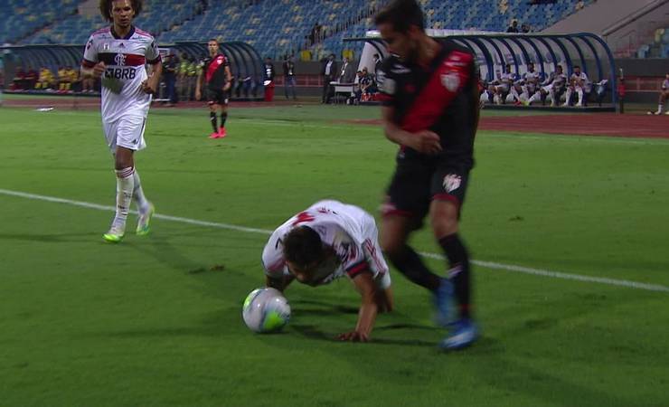 Central do Apito: Sandro Meira Ricci aponta pênalti não marcado e gol bem anulado em Atlético-GO x Flamengo