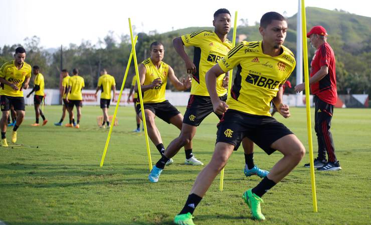 Grupo do Flamengo para o duelo com Cuiabá tem média de 24 anos; conheça as caras novas