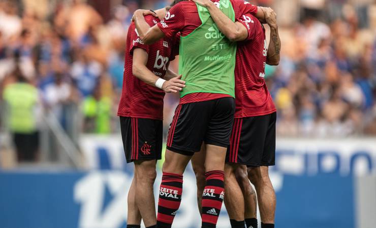 Com números em evolução, linha de zaga do Flamengo cria ritual antes das partidas