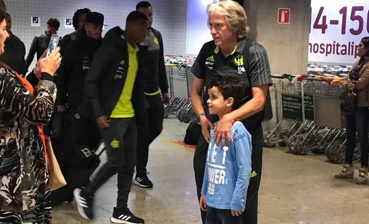 Com assédio a um simpático Jorge Jesus, Flamengo chega a Curitiba para duelo com Athletico-PR