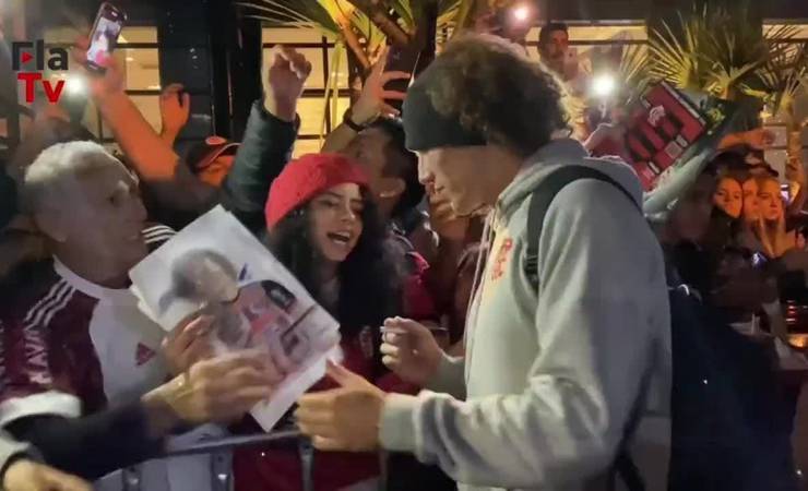 David Luiz recebe presente e bolo de aniversário em Curitiba; fã vibra: "Chorei quando veio para o Flamengo"