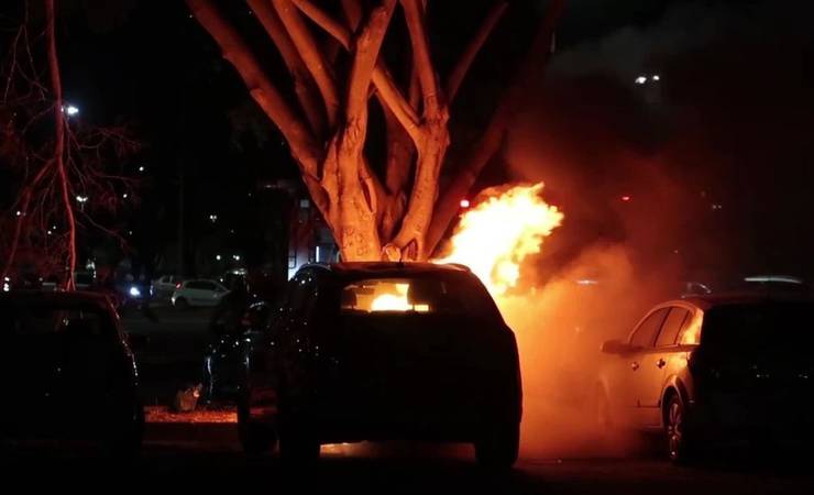 Carro pega fogo nos arredores do Mané Garrincha antes de Flamengo x Olimpia