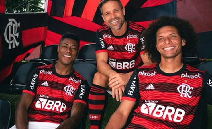 Com estreia marcada para a Supercopa, novo uniforme do Flamengo chega às lojas nesta sexta; veja fotos
