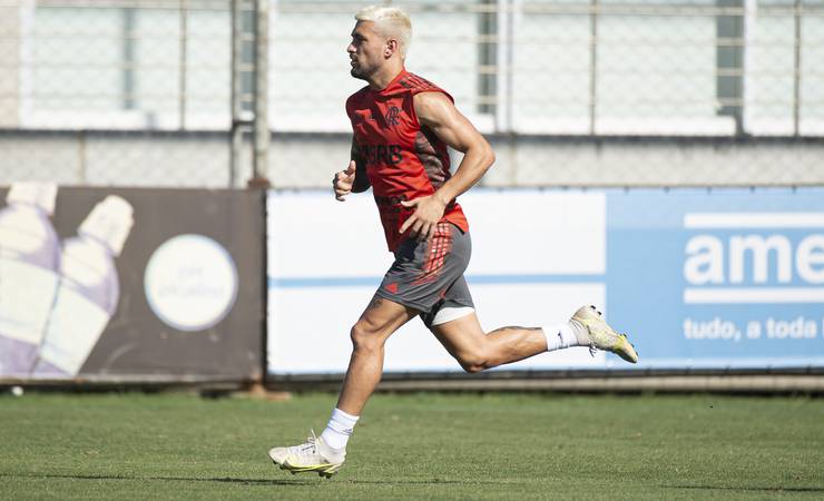 Arrascaeta celebra mais um gol importante com a camisa do Flamengo
