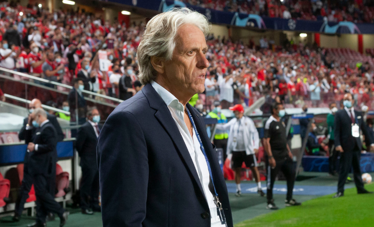 Jorge Jesus é recebido por torcedores do Flamengo durante chegada ao Rio de Janeiro