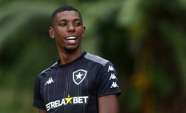 Kanu pode reforçar o Botafogo no clássico contra o Flamengo