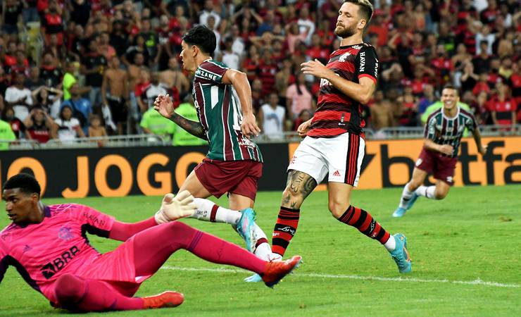 Cano marca dois, Fluminense bate o Flamengo e abre vantagem na final do Carioca