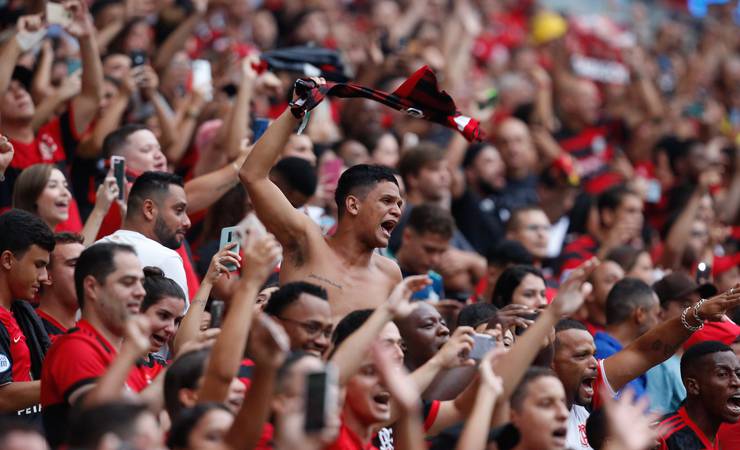 Torcedores do Flamengo protestam em embarque do elenco para o Peru