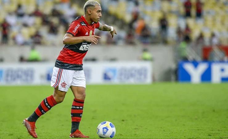 Matheuzinho, lateral do Flamengo, é elogiado por Dani Alves