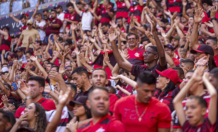 Torcida do Flamengo protesta contra diretoria: “Landim enganador”