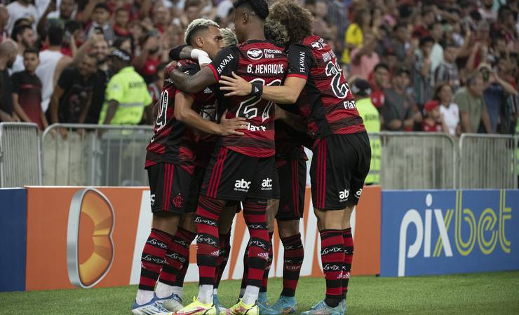 De virada e com redenção de Hugo Souza, Flamengo vence o Fluminense no Campeonato Brasileiro