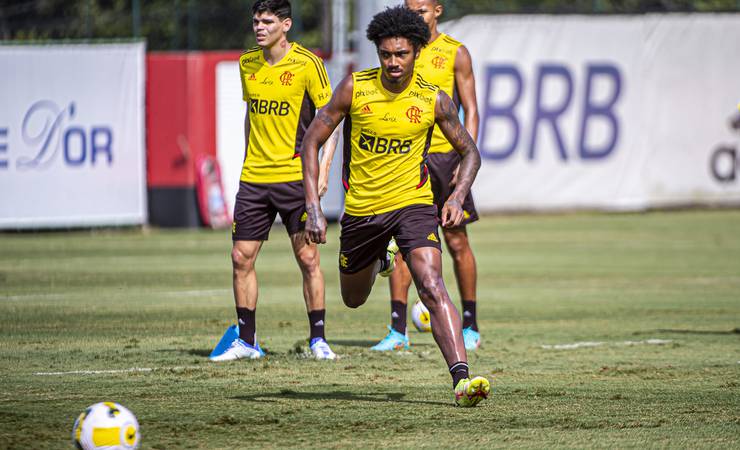 Flamengo negocia renovação contratual com atacante Vitinho