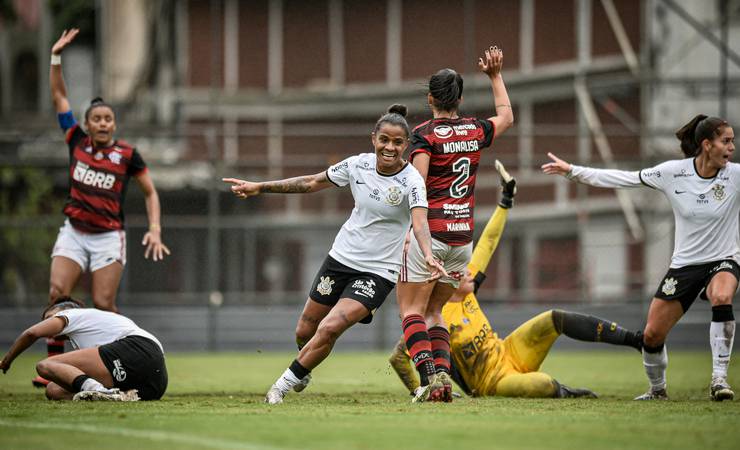 Corinthians vence Flamengo no Brasileiro Feminino e cola no líder Palmeiras