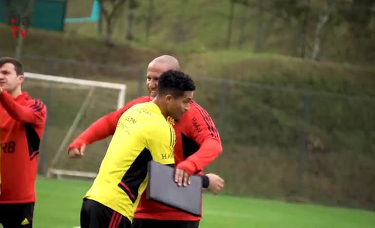 Flamengo treina em Atibaia antes de viagem para Porto Alegre