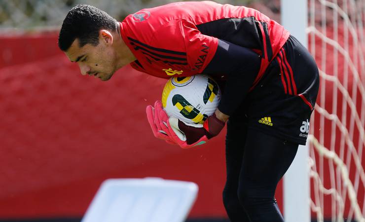 Santos e Arrascaeta voltam aos treinos no Flamengo
