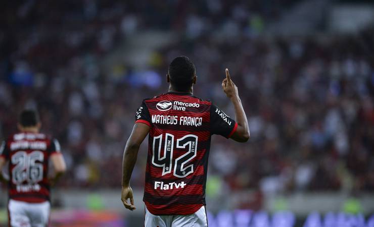 Matheus França comemora gol pelo Flamengo após lesão