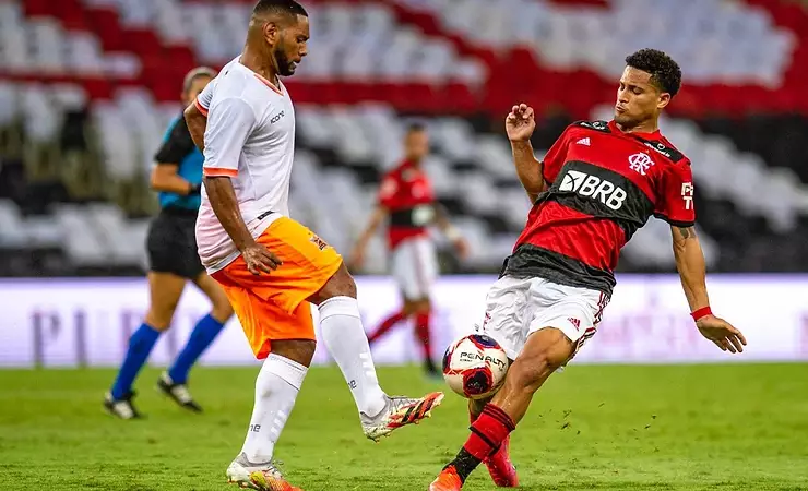 Com lindo gol de Max no apagar das luzes, Flamengo vence o Nova Iguaçu por 1 a 0