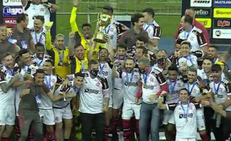 Veja o momento em que Diego ergue a taça de campeão carioca do Flamengo