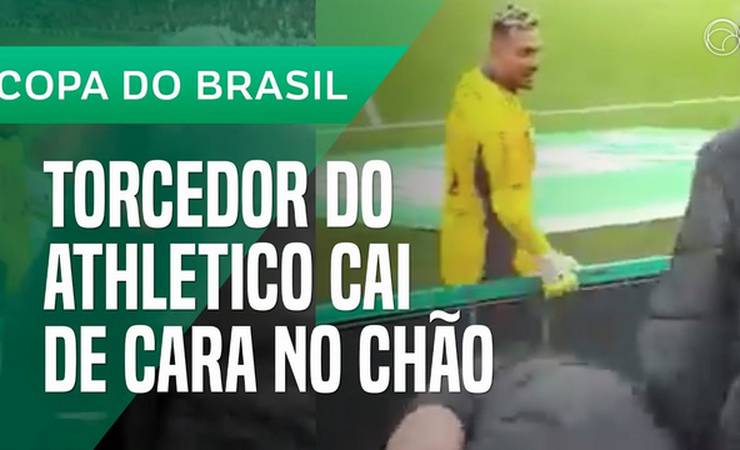 Torcedor do Athletico cai de cara no chão durante discussão com Diego Alves