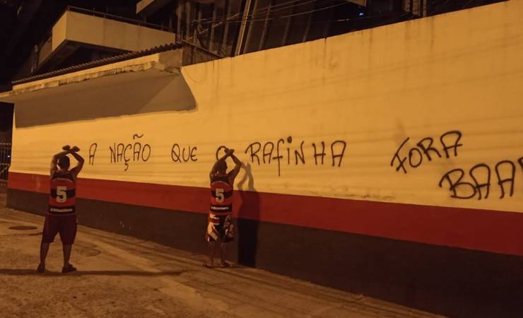 Torcedores picham sede do Flamengo pedindo volta de Rafinha