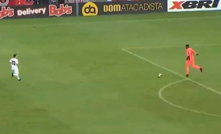Goleiro do Flamengo, Hugo Souza se complica e dá bola no pé do adversário; veja lance