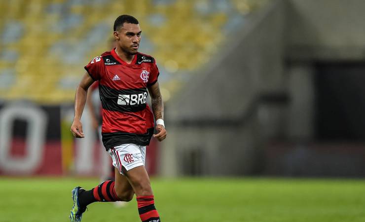 Torcedores do Flamengo exaltam entrada de Matheuzinho contra o Vasco