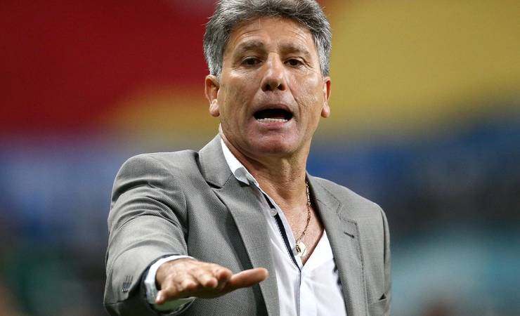 Torcedores do Flamengo pedem a contratação de Renato Portaluppi para a vaga de Rogério Ceni