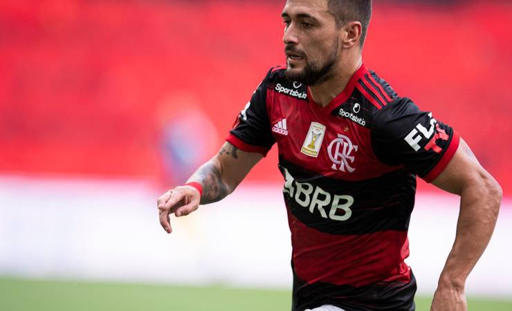 Após rumores de problemas internos, Arrascaeta é relacionado para Vélez x Flamengo
