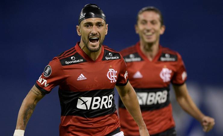 Torcedores do Flamengo vão à loucura com belo gol de Arrascaeta