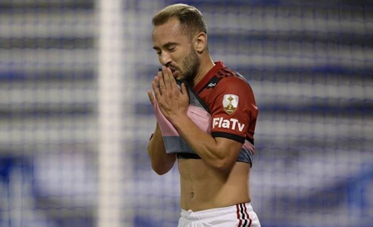 Everton Ribeiro é criticado por torcedores do Flamengo após vitória: 'Tem que aposentar'