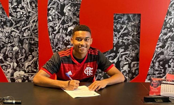 Flamengo assina contrato profissional com Euder e põe multa de R$ 329 milhões