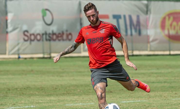 Torcedores do Flamengo pedem saída de Léo Pereira; jogador é multado