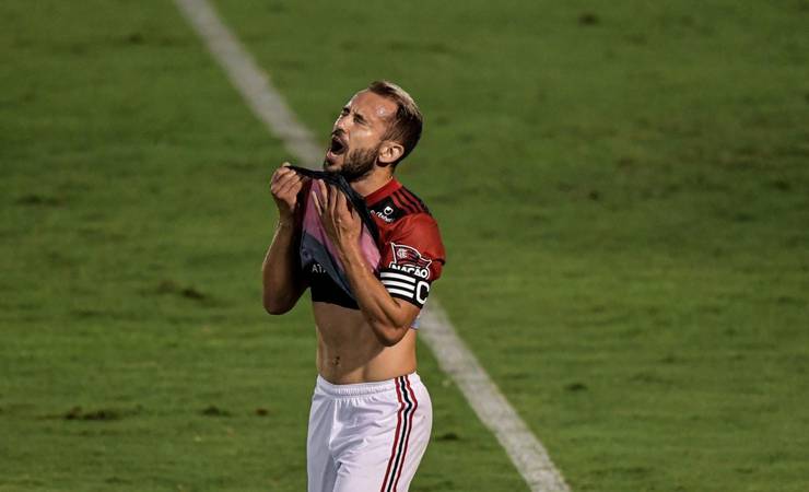 Torcedores do Flamengo criticam atuação de Everton Ribeiro diante do Volta Redonda