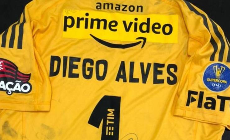 Em evento social, camisa amarela de Diego Alves, do Flamengo, é leiloada por R$ 25,5 mil