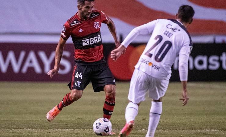 Flamengo vence a LDU na altitude, mas Isla é muito criticado por torcedores