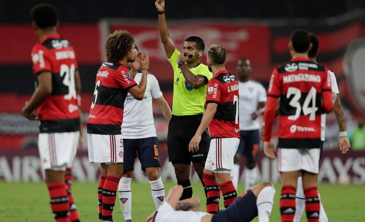 Willian Arão é expulso em jogo de número 300 no Flamengo e vira motivo de críticas