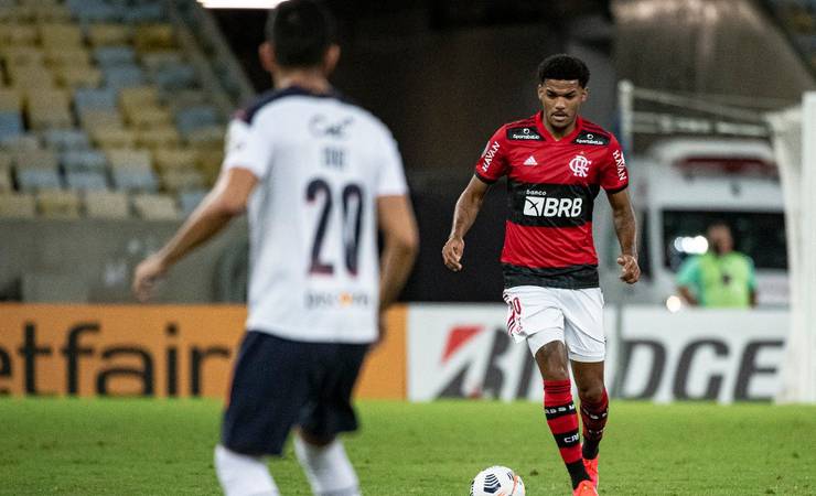 Bruno Viana, do Flamengo, é criticado após empate: 'Um dos piores zagueiros que já vi'