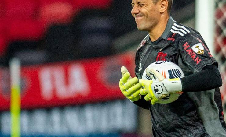 Diego Alves dá bronca em Léo Pereira: 'Estou morto. Você vive em outro mundo'