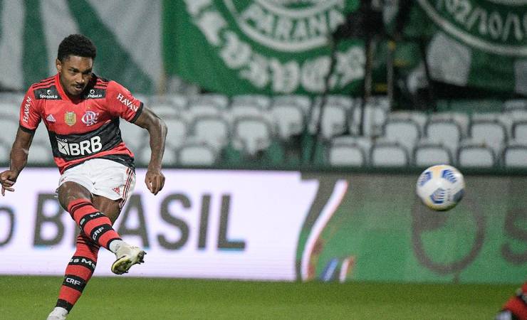 Vitinho vira alvo de torcedores do Flamengo mesmo com vitória sobre o Coritiba