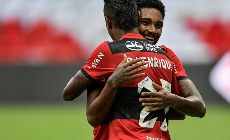 Flamengo x América-MG: Torcedores rasgam elogios a Vitinho após assistência